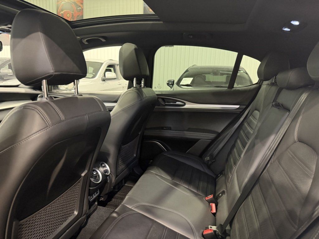 Alfa Romeo Stelvio 2021 - Image 11