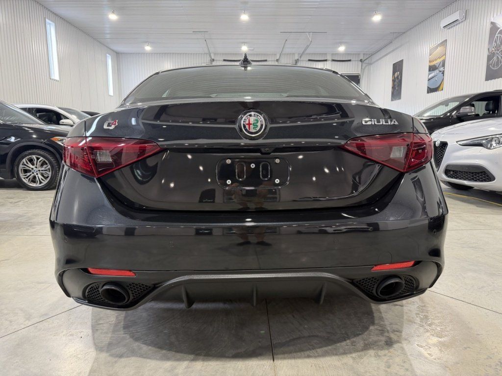 Alfa Romeo Giulia 2022 - Thumbnail 4